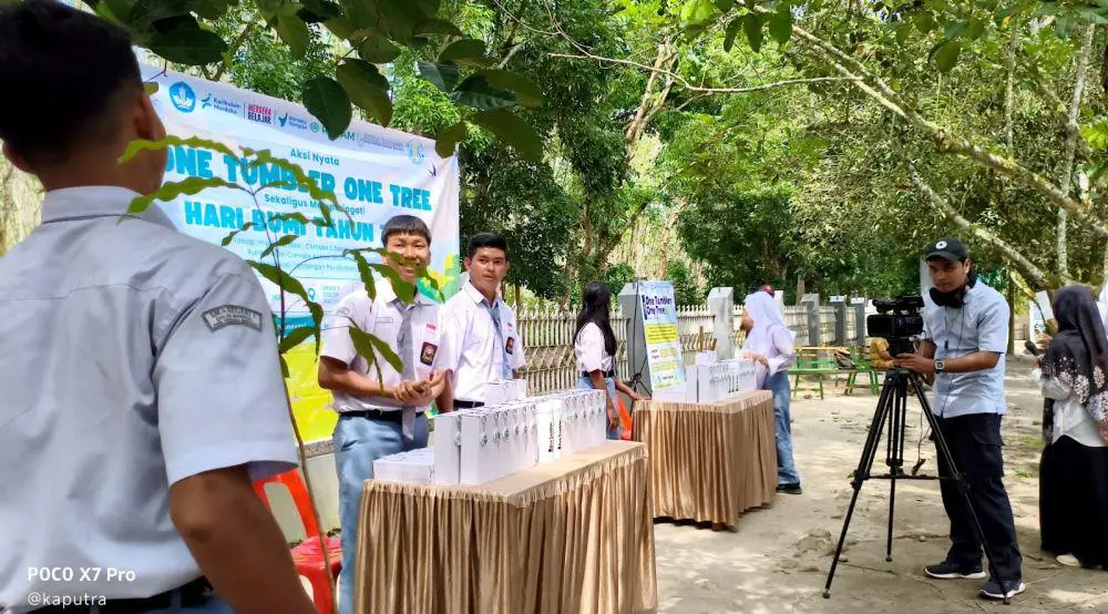 SMA Negeri 1 Dolok Masihul Terapkan 1 Tumbler 1 Pohon